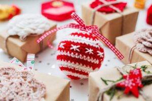 Read more about the article Er du inviteret til julefrokost, så medbring hæklet julepynt som værtindegave